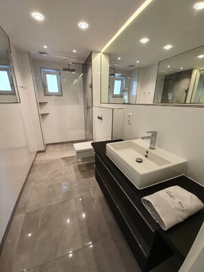 Een douche, een haardroger, handdoeken, zeep