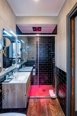 Design Room | Bathroom | Shower, rainfall showerhead, free toiletries, hair dryer