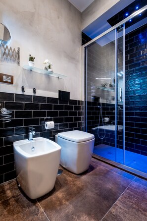 Deluxe Double Room | Bathroom | Shower, rainfall showerhead, free toiletries, hair dryer - CasaJammone Naples Bed&Breakfast (Naples)