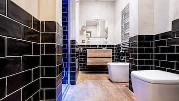 Superior Double Room | Bathroom | Shower, rainfall showerhead, free toiletries, hair dryer