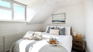 3 bedrooms, desk, iron/ironing board, travel crib