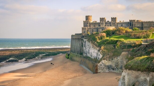 A coastal castle with a beach in the foreground and the ocean in the background. - The Lookout Broadstairs, 3 bed 2 bath Apt, central, sea views, kids & dogs ok (Broadstairs)