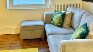 Smart TV, books, stereo - The Lookout Broadstairs, 3 bed 2 bath Apt, central, sea views, kids & dogs ok (Broadstairs)