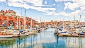 A marina with numerous boats docked, a red brick building, and a clear sky. - The Lookout Broadstairs, 3 bed 2 bath Apt, central, sea views, kids & dogs ok (Broadstairs)