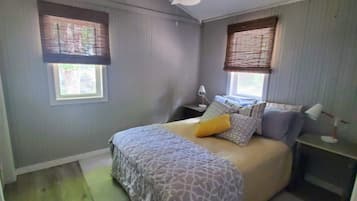 3 chambres, fer et planche à repasser, lit de bébé portatif
