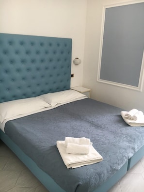 In-room safe, desk, soundproofing, bed sheets - Hotel Italia Boutique (Rimini)