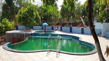 Una piscina al aire libre