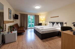 Habitación doble superior, frigorífico, vistas a la montaña | Wifi gratis y ropa de cama