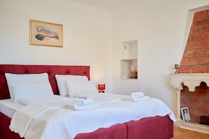 House (3 Bedroom HH with Garden and Sea View)