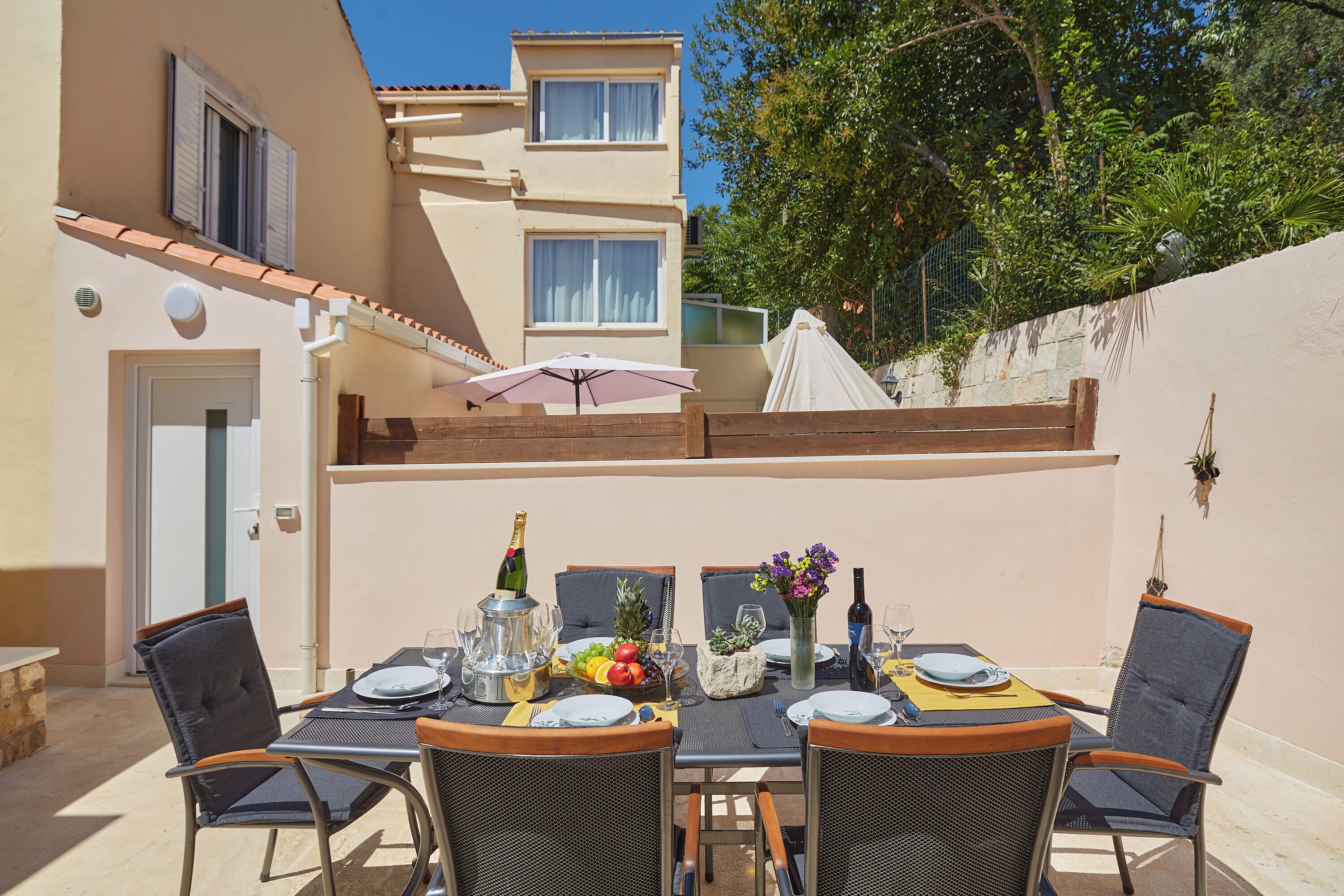 House (3 Bedroom HH with Garden and Sea View) | Outdoor dining