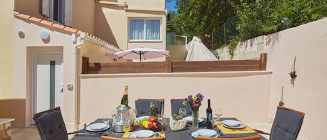 House (3 Bedroom HH with Garden and Sea View) | Outdoor dining