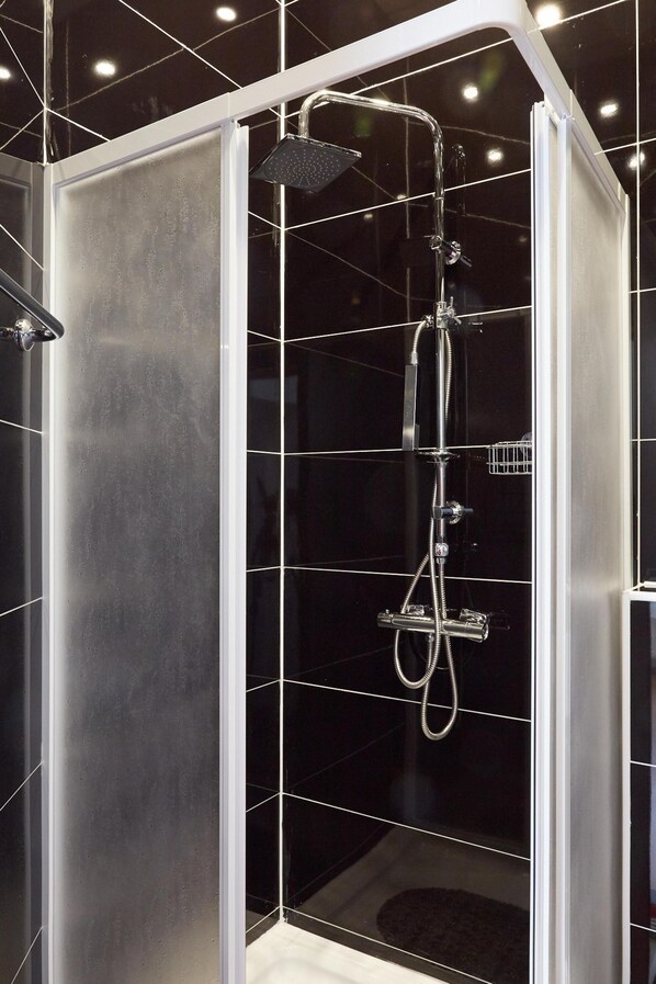 Basic Apartment | Bathroom