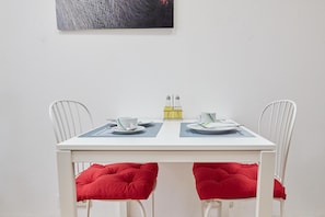 Basic Apartment | Private kitchen | Fridge, microwave, stovetop, dishwasher - Modern Apartment in The Heart of Vienna 1 (Vienna)