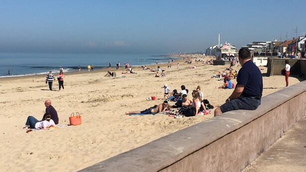 A beach with people sunbathing and walking along the shore. - F2 modern and functional with sea view jet countryside Beach juno beach (Courseulles-sur-Mer)
