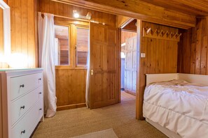 4 Schlafzimmer, Bügeleisen/Bügelbrett, Reisekinderbett, WLAN