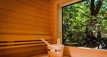 Villa Olivia with pool and sauna .Lake view