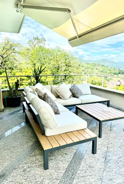 Villa Olivia with pool and sauna .Lake view