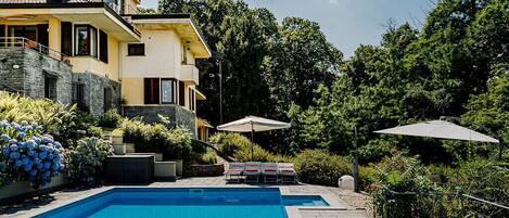 Een buitenzwembad, een verwarmd zwembad