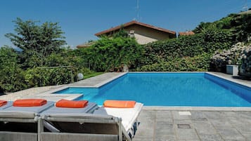 Una piscina al aire libre, una piscina climatizada