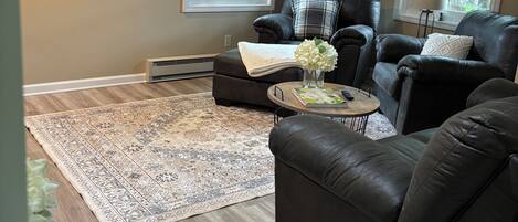 Een smart-tv, een open haard en boeken