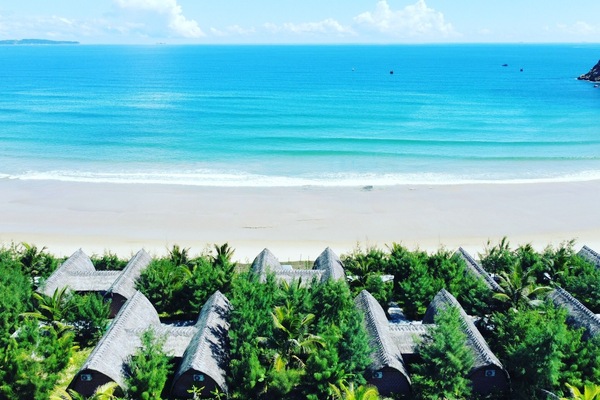 Pantai pribadi, pasir putih, kursi berjemur, dan payung pantai