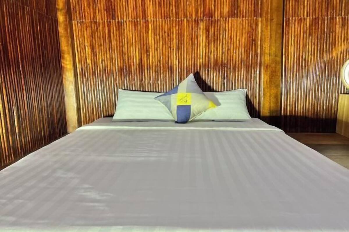 1 Schlafzimmer, hochwertige Bettwaren, Betten mit Memory-Foam-Matratzen