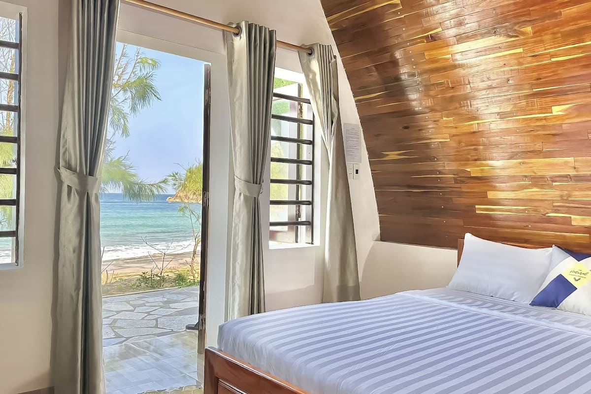 Beachfront Bungalow (4 guests)