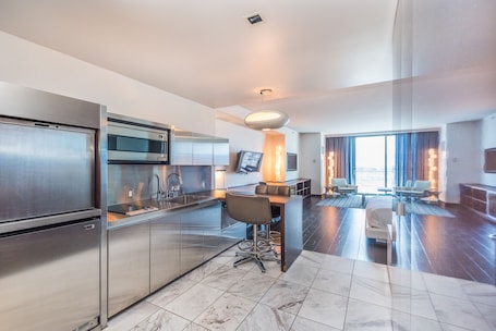 High Rise Condo- Few minutes from the strip!