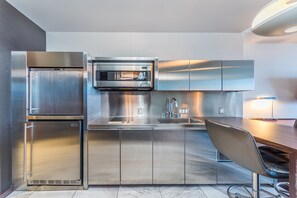 Microwave, dishwasher, coffee/tea maker, cookware/dishes/utensils