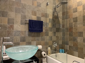 Ensemble douche/baignoire, sèche-cheveux, serviettes fournies, savon