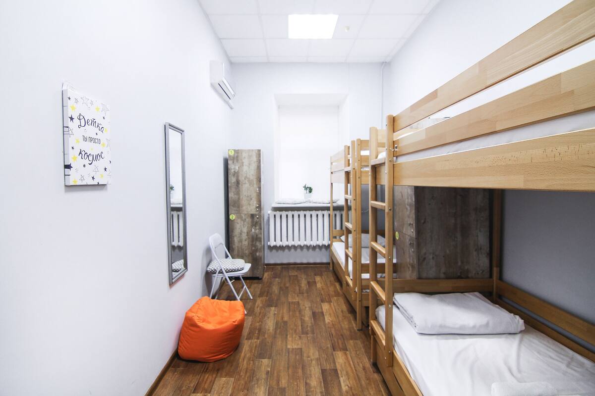 Hypo-allergenic bedding, iron/ironing board, free WiFi, bed sheets