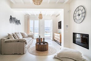 Smart TV, fireplace, stereo