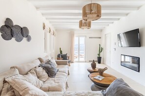 Smart TV, fireplace, stereo