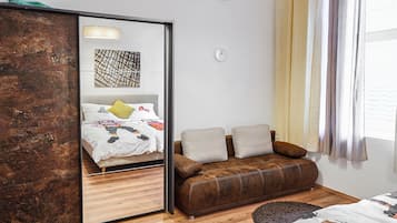 Comfort-Apartment | Wohnbereich | 120-cm-Smart-TV mit Digitalempfang, Fernseher, Netflix