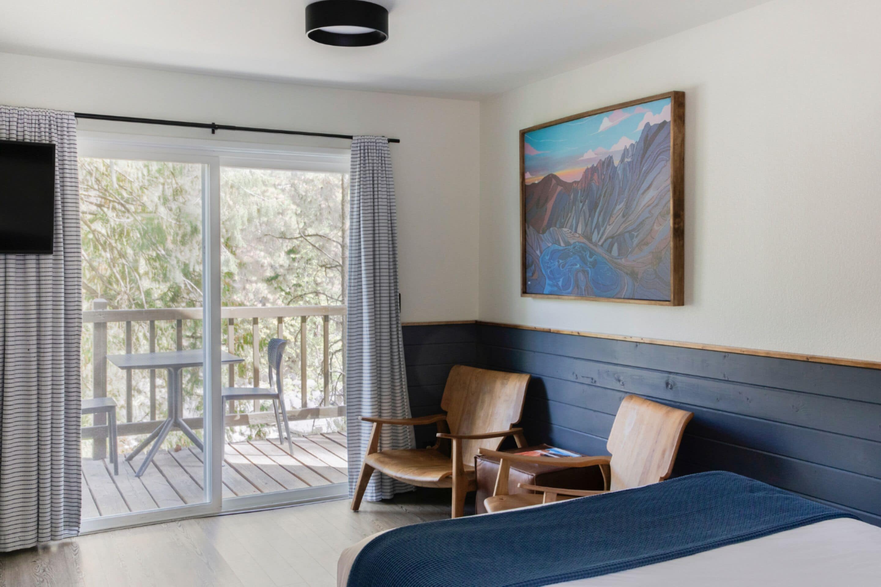 Queen Cabin - Riverside | Iron/ironing board, free WiFi, bed sheets