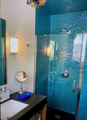 Shower, hair dryer, towels, soap - Private Villa in the Heart of St Jean Cap Ferrat (Saint-Jean-Cap-Ferrat)