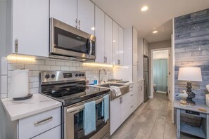 Een koelkast, een microgolfoven, een oven, een kookplaat