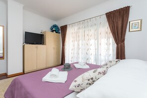 3 bedrooms, iron/ironing board, travel cot, free WiFi