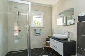 Douche, sèche-cheveux, serviettes fournies, savon