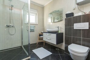 Shower, hair dryer, towels, soap - Sea view apartment Silvija (Dubrovnik)