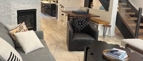 Smart TV, lareira, DVD player, livros