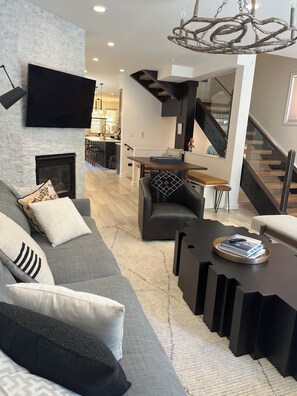 Smart TV, fireplace, DVD player, books - Experience luxury ski and hiking vacations, 5-bedroom home in heart of Telluride (Telluride)