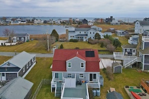 Un barrio residencial con casas, un muelle y un lago.
