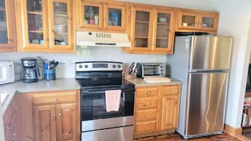 Refrigerador, microondas, horno y parrilla de estufa