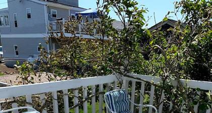 2 BR Matunuck Beach House, 1 Block from Ocean