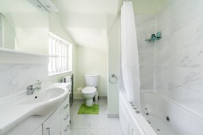 Departamento (1 Bedroom) | Baño | Tina y toallas 