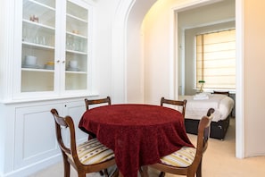 Apartment (1 Bedroom) | In-room dining