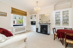 Apartment (1 Bedroom) | Living area | TV