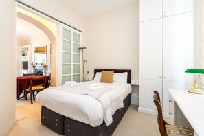 Appartement (1 Bedroom) | 1 chambre, fer et planche à repasser, draps fournis