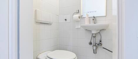 Appartement | Salle de bain | Ensemble baignoire-douche, séchoir à cheveux, serviettes fournies, savon